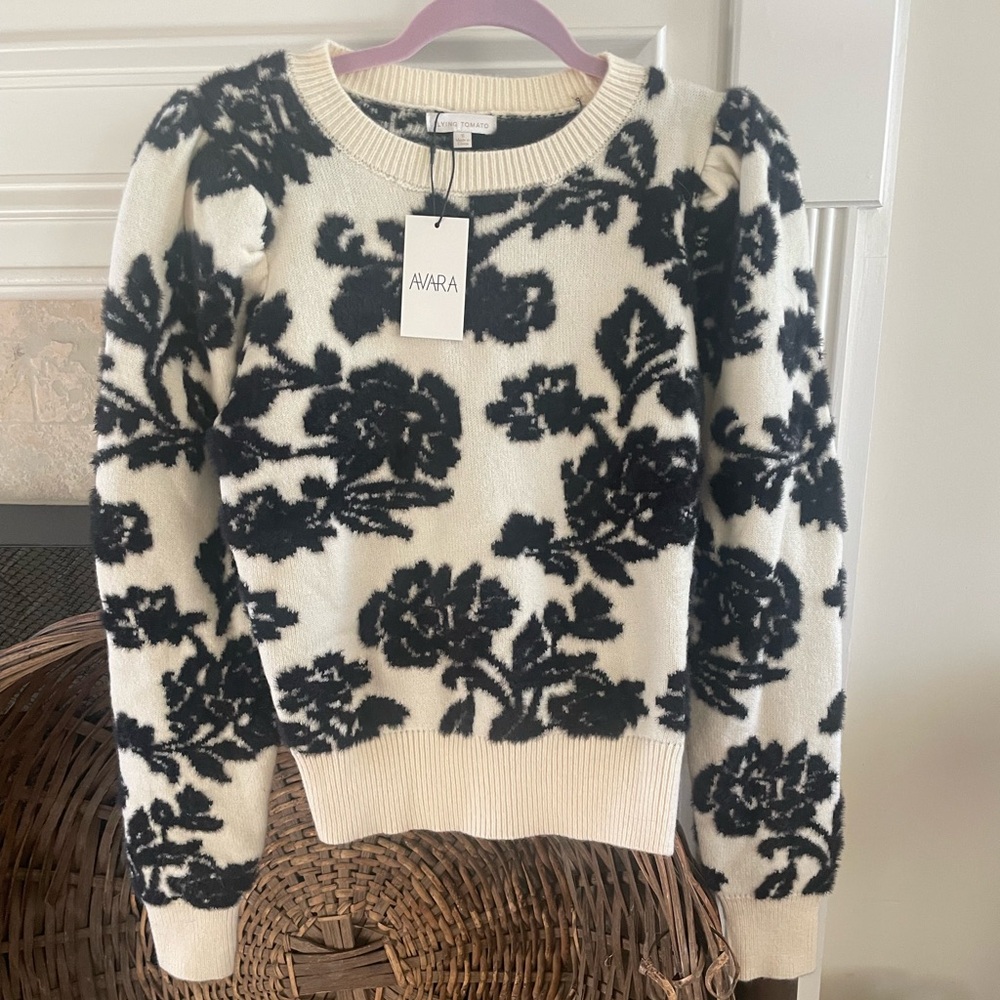 AVARA Luanne sweater size small. NWT Flying Tomato